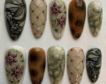 Handgemaakte vintage bloemenpers op de nagels | Olijftak, marmer en gouden lijntekeningen | Amandelnagels voor elegante aardse esthetiek