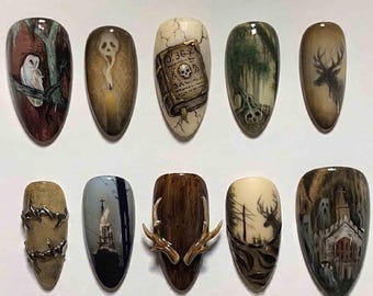 Puede incluir: Un juego de diez uñas postizas en forma de almendra con detalladas ilustraciones pintadas a mano que incluyen un búho, un fantasma, un libro de hechizos con una calavera, un bosque, un ciervo, alambre de espino, una iglesia, astas y un edificio encantado.
