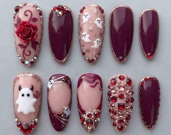 Handgemachte, gruselige Halloween-Kunstnägel zum Aufkleben – Kleine Geister, rote Strasssteine ​​& Rosen – Mandelform für einen düster-süßen Look – Nageldesign mit gotischem Charme