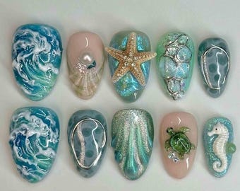 Uñas postizas hechas a mano en verde océano / Acentos 3D de estrellas de mar, tortugas, caballitos de mar y olas / Uñas cortas almendradas para un look playero veraniego