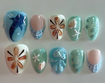 Unghie finte ispirate al sole tropicale e al mare / Collezione di nail art ispirata all'oceano con un tocco estivo e un'atmosfera da spiaggia.