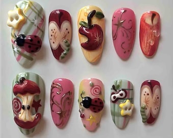 Handgefertigte 3D-Apfel-Kunstnägel zum Aufkleben | Karomuster, Rosa-Gelb | Marienkäfer-, Apfelkern-, Wurm- und Sternenmotiv | Mandelform für einen natürlichen Look