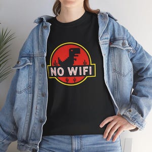 Maglietta unisex "No Wifi Dino Jurassic Parody" - Divertente maglietta con meme di dinosauri su internet - Maglietta grafica ispirata al logo del film Jurassic Retro immagine 8
