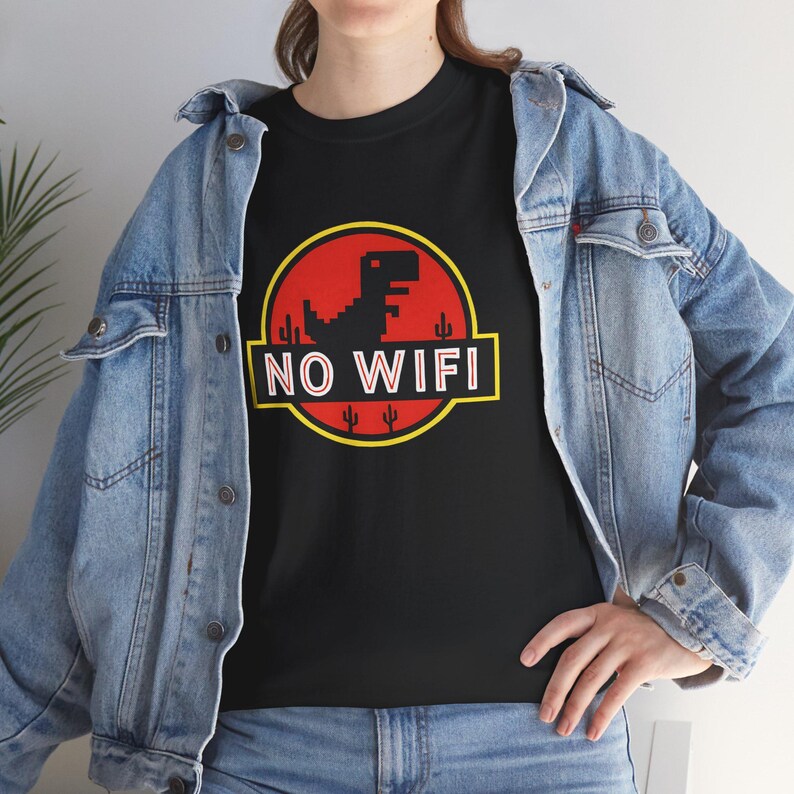 Maglietta unisex "No Wifi Dino Jurassic Parody" - Divertente maglietta con meme di dinosauri su internet - Maglietta grafica ispirata al logo del film Jurassic Retro immagine 8