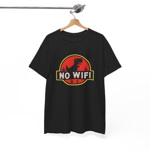 Maglietta unisex "No Wifi Dino Jurassic Parody" - Divertente maglietta con meme di dinosauri su internet - Maglietta grafica ispirata al logo del film Jurassic Retro immagine 7