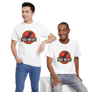 Maglietta unisex "No Wifi Dino Jurassic Parody" - Divertente maglietta con meme di dinosauri su internet - Maglietta grafica ispirata al logo del film Jurassic Retro immagine 9