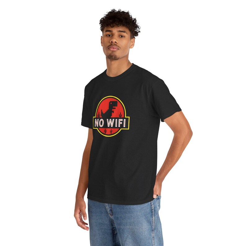 Maglietta unisex "No Wifi Dino Jurassic Parody" - Divertente maglietta con meme di dinosauri su internet - Maglietta grafica ispirata al logo del film Jurassic Retro immagine 3
