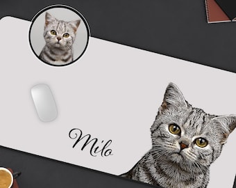 Pode incluir: Um tapete de rato branco com uma ilustração de um gato cinzento e branco. O gato está a olhar para a câmara e o texto "Milo" está escrito no tapete de rato.
