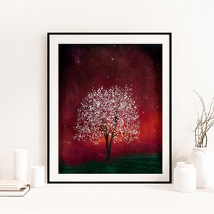 Puede incluir: Una pintura digital de un árbol blanco con un tronco oscuro sobre un fondo rojo y burdeos con motas blancas.