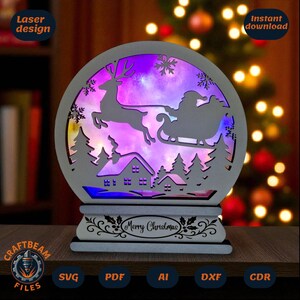 Puede incluir: Un adorno circular de madera cortado con láser que presenta la silueta de Santa Claus en un trineo tirado por un reno sobre un bosque y casas. El diseño incluye copos de nieve y el texto Merry Christmas en la base, iluminado con luz púrpura.