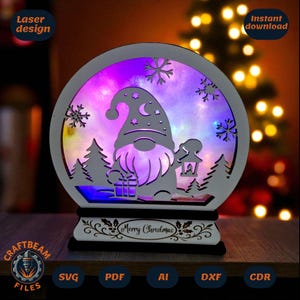 Könnte beinhalten: Ein hölzernes Weihnachtsschmuckstück mit einem Zwergen-Design, Schneeflocken und Bäumen, beleuchtet von farbigen LED-Lichtern. Der Schmuck hat den Text "Merry Christmas" und ist ein Laserdesign. Das Bild enthält auch den Text "Instant download".
