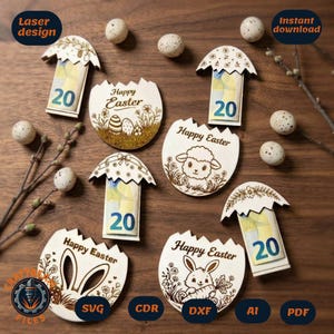 Peut inclure: Divers motifs de Pâques en bois découpés au laser. Les créations comprennent des formes d'œufs avec le texte "Joyeuses Pâques" et des illustrations d'animaux. Certains motifs contiennent un billet de 20 euros. L'image comprend aussi des œufs tachetés.