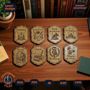 Op de afbeelding: Acht lasergesneden houten onderzetters met fantasy-thema's, waaronder zwaarden, boeken en een slang. Elke onderzetter heeft een ander genre label zoals "Fantasy", "Romantasy" en "Mythology". De onderzetters liggen op een houten oppervlak.