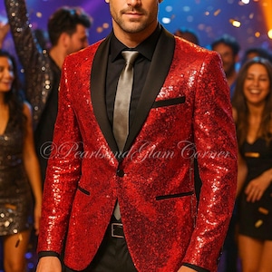 Puede incluir: Un blazer rojo con lentejuelas y solapas y ribetes negros, combinado con una camisa negra y una corbata gris. El blazer tiene un corte clásico y se lleva con pantalones negros. La imagen incluye el texto "Pearls and Glam Corner".