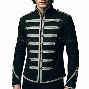 Könnte beinhalten: Schwarze Jacke im Militärstil mit silbernen Verzierungen und dekorativen Knöpfen. Die Jacke hat einen hohen Kragen und mehrere Reihen silberner Bänder über der Brust. Die Ärmel haben silberne Akzente und Knöpfe. Ein formelles Kleidungsstück.