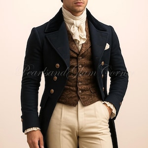 Op de afbeelding: Een marineblauwe dubbelbreasted jas met gouden knopen, gedragen over een bruin vest met patroon en een crèmekleurig overhemd. De outfit bevat crèmekleurige broeken. De afbeelding heeft de tekst "Pearls and Glam Corner".