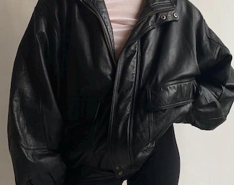 Jaqueta bomber oversized de couro de cordeiro preto dos anos 90: estilo motociclista vintage feita à mão.