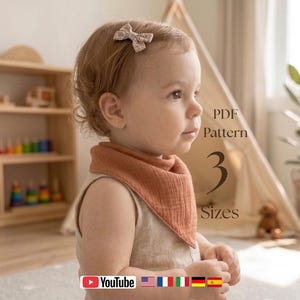 Può includere: Un bambino piccolo indossa una bavaglina a bandana triangolare color arancio bruciato sopra un top beige senza maniche. Il bambino ha una piccola clip a fiocco con motivo floreale tra i capelli. Il testo indica PDF Pattern 3 Sizes e un'icona YouTube.