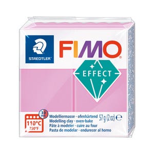 Peut inclure: Un paquet de pâte à modeler rose FIMO Effect. Le paquet comprend le logo STAEDTLER, le logo FIMO et le mot "EFFECT" dans un losange. Le paquet indique également que l'argile est à cuire au four et pèse 57 g.