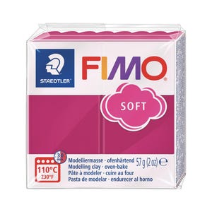 Peut inclure: Un paquet de pâte à modeler FIMO Soft rose vif. L'emballage comprend le logo STAEDTLER et le texte « SOFT » dans un design en forme de nuage. Il indique que l'argile est à cuire au four, à une température de 110°C et un poids de 57g.
