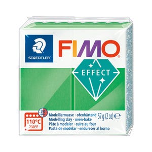 Peut inclure: Un paquet de pâte à modeler FIMO Effect, de couleur blanche, avec de la pâte verte visible. Le paquet porte le logo STAEDTLER, le mot "FIMO" et "EFFECT". Il comprend des instructions de cuisson au four à 110°C. Le paquet contient 57 g de pâte.