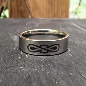 Infinity Pattern Ring: Lasergraverade rostfria stålsmycken för speciella tillfällen