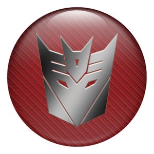 Może przedstawiać: Okrągła, błyszcząca przypinka z srebrnym emblematem Decepticonów na czerwonym tle z włókna węglowego. Emblemat to stylizowany, kanciasty wzór z centralnym trójkątem i ostrymi punktami.