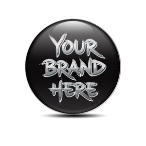 Può includere: Un bottone nero lucido con la scritta "Your Brand Here" in argento, con tratti di pennello. Il bottone è rotondo e ha una superficie riflettente, creando un design moderno e accattivante.