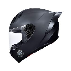 Puede incluir: Casco de moto negro mate con visera transparente. El casco tiene un dise&ntilde;o aerodin&aacute;mico con ventilaciones y un aler&oacute;n trasero. Una peque&ntilde;a pegatina lateral dice "CUSTOM MADE".