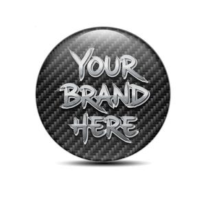 Könnte beinhalten: Ein runder, glänzender Aufkleber mit einem Hintergrund aus Kohlefaser. Der Text "YOUR BRAND HERE" ist in einer metallischen, gebürsteten Silber-Schriftart dargestellt, die einen starken Kontrast erzeugt.