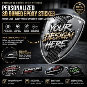 Op de afbeelding: Gepersonaliseerde 3D-epoxy stickers met een glanzende afwerking. De afbeelding toont een schildvormige sticker met de tekst "YOUR DESIGN HERE" in goud en zilver. Extra stickers met logo's worden ook getoond. Deze stickers zijn waterdicht en duurzaam.