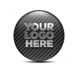 Puede incluir: Un emblema redondo y brillante con un fondo de tejido de fibra de carbono. El texto plateado "YOUR LOGO HERE" se muestra en letras de bloque. El diseño es de estilo moderno y minimalista, adecuado para marcas o promociones.