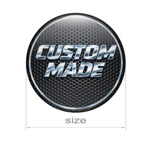 Puede incluir: Un emblema redondo y met&aacute;lico con las palabras "CUSTOM MADE" en plata, con efecto 3D. El fondo tiene un patr&oacute;n de panal texturizado. La palabra "size" est&aacute; escrita debajo.