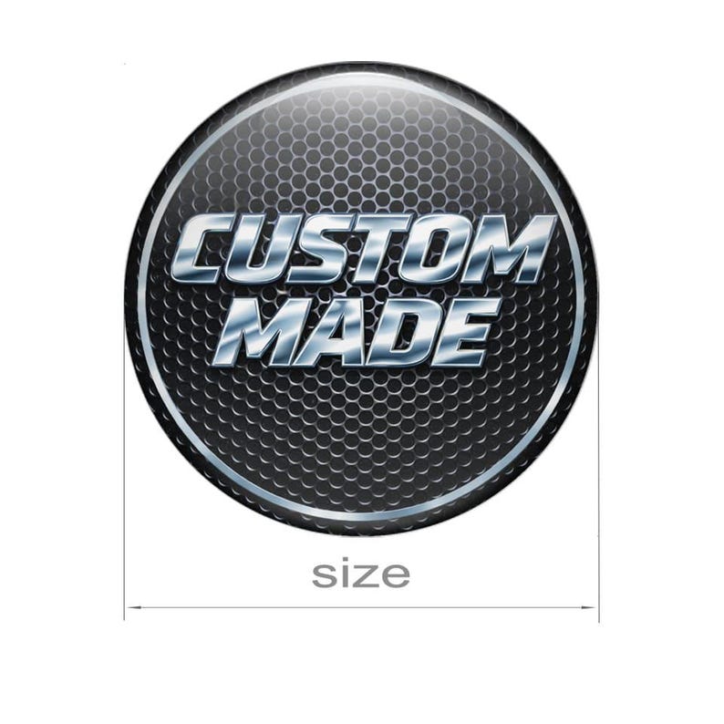 Puede incluir: Un emblema redondo y met&aacute;lico con las palabras "CUSTOM MADE" en plata, con efecto 3D. El fondo tiene un patr&oacute;n de panal texturizado. La palabra "size" est&aacute; escrita debajo.