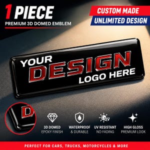 Op de afbeelding: Een rechthoekig 3D-gewelfd embleem met een zwarte achtergrond en de rood-witte tekst YOUR DESIGN LOGO HERE. Het embleem heeft een hoogglans epoxy afwerking, is waterdicht, duurzaam en UV-bestendig, voor auto's, vrachtwagens en motorfietsen.