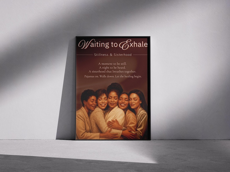 Pu&ograve; includere: Una stampa artistica incorniciata con cinque donne che si abbracciano. L'opera d'arte ha una calda tavolozza di colori con uno sfondo marrone e il testo "Waiting to Exhale" in alto. La stampa include anche il testo "Stillness & Sisterhood".