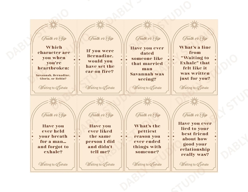 Pu&ograve; includere: Otto carte beige Truth or Sip con domande da "Waiting to Exhale". Ogni carta ha un disegno a forma di sole in alto. Le domande includono: "Quale personaggio sei quando hai il cuore spezzato?" e "Hai mai mentito al tuo migliore amico?"