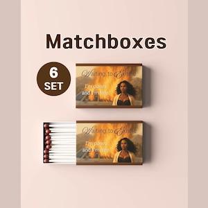 Könnte beinhalten: Ein Set aus sechs Streichholzschachteln mit dem Text "Matchboxes" oben. Jede Schachtel zeigt den Text "Waiting to Exhale" und "I'm done, and I'm free." Die Schachteln haben ein Bild einer Frau vor einem Auto und Feuer.
