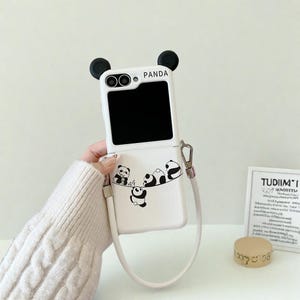 Funda de piel con orejas de panda para Samsung Z Flip 6, 5 y 4. Correa de mano con dibujos animados, suave y a prueba de golpes.