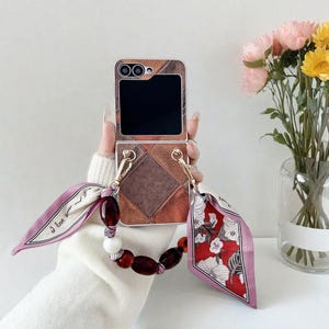 Custodia in pelle di lusso con cuciture retrò – per Samsung Galaxy Z Flip6/5/4/3 – Custodia protettiva rigida / Manico con sciarpa di seta / Cinturino con perline