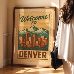 Póster "Bienvenido al horizonte de Denver", arte de Colorado (descarga digital), arte mural de las Montañas Rocosas con sellos vintage, decoración urbana retro imprimible.