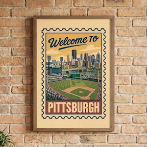 Könnte beinhalten: Ein gerahmtes vertikales Poster mit einer stilisierten Illustration des PNC Park in Pittsburgh, Pennsylvania. Das Design ähnelt einer Briefmarke mit gezacktem Rand. Es zeigt das Baseballfeld, die Skyline der Stadt und den Text Welcome To PITTSBURGH.