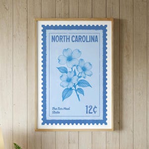 Impressão artística do selo Dogwood da Carolina do Norte, arte de parede floral azul postal vintage, pôster botânico do estado de Tar Heel, decoração para casa da Carolina do Norte, impressão de viagem