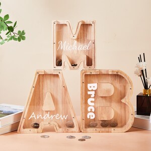 Alcancía de madera con letras, hucha de madera, hucha con inicial personalizada, hucha con nombre, regalo para niño, regalo para bebé