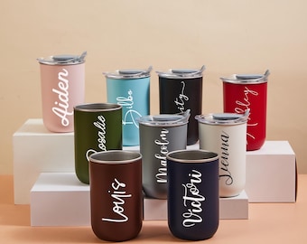 Gobelet à vin personnalisé en acier inoxydable avec couvercle, gobelet fleur de naissance de demoiselle d'honneur, tasses de voyage isothermes personnalisées, tasse à café prénom pour elle