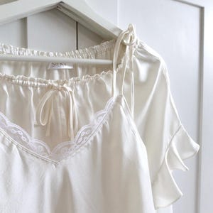 Caraco nuptiale blanc en soie avec dentelle et short assorti - fabriqué en Australie