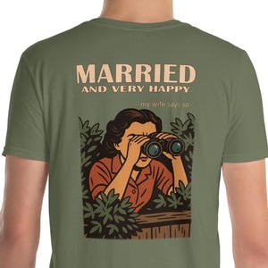 男性用おもしろ既婚者Tシャツ - 「結婚してとても幸せ、妻がそう言っています」 - 夫のためのレトロなユーモアTシャツ