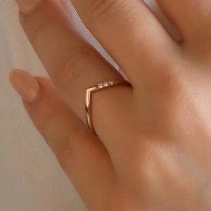 Massiver Gold V-förmiger Ring, echter Diamant geschwungener Ring aus 14K oder 18K Gold, zierliche V-förmige stapelbare Ringe, Diamant-V-Ring, Diamantkurvenring