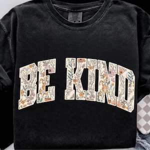 プレッピーなワイルドフラワーフローラル「Be Kind」PNG、美的コテージコアフラワーPNG、「Be Kind」PNG、インスピレーションを与える引用PNG、春のフローラルアルファベットPNG