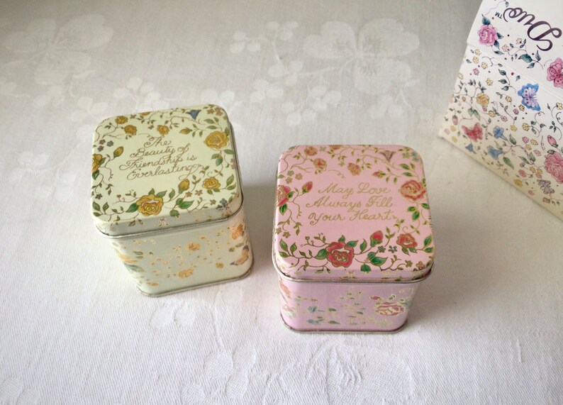 Square rose pastel floral tins, small, scented candles, vintage English boxed set Bild 3